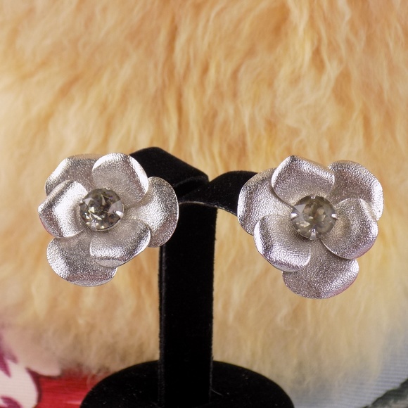 Sarah Coventry Jewelry - Sarah Coventry clip earrings silver tone flower